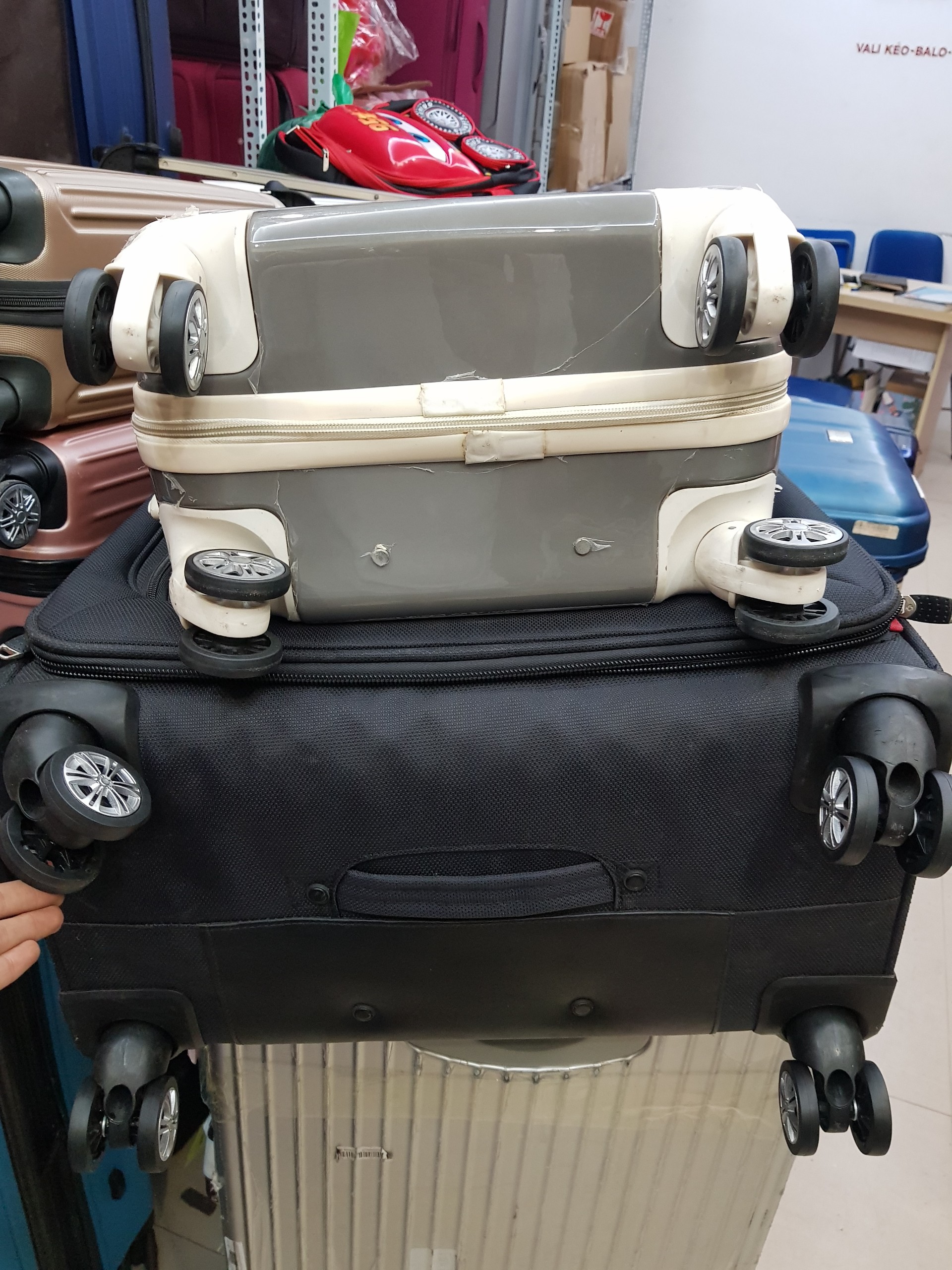 Thay bánh xe vali American Tourister lấy ngay tại Hà Nội